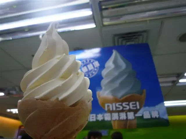 松山機場 全家NISSEI日本霜淇淋 搭捷運去吃冰淇淋看飛機~!!