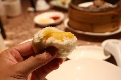 
【明皇樓中餐廳】小心內餡燙口！「各懷鬼胎」的黃金流沙包、爆漿芝麻球、杏仁鮮蝦盒！
