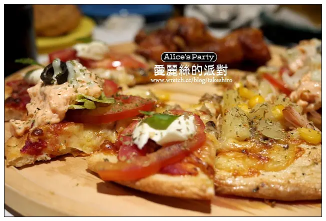 【台中散策食記】愛麗絲的派對：手工披薩、炸物、烤雞無限量歡樂吃到飽的童話餐廳