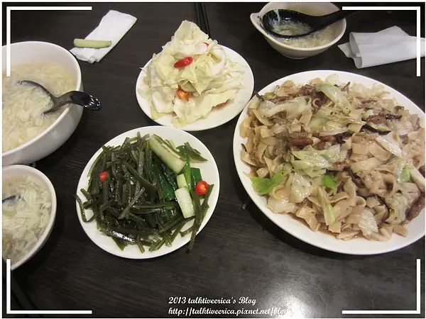 『呷』「南京東路五段」☆周家餛飩☆ 大份量飽足感的牛肉炒麵