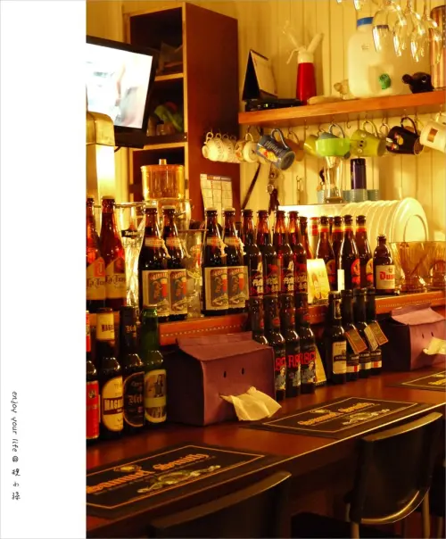 [台中] 428 cafe，不知道甚麼時候愛上它！這間賣著咖啡鬆餅、甚至有義大利麵的小酒館。