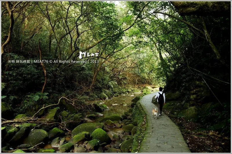 【台北內湖】大溝溪圓覺瀑布｜茂密樹蔭竄涼意，平緩好走的綠色瀑布步道。–米特，味玩待敘