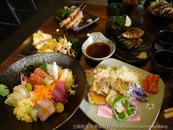 [點太多食記] 新竹~新鮮又平價的"魚鮮會社" (關脇丼、炭烤牛排丼、鹽烤鯖魚、海膽醬燒透抽、炸蝦天婦羅...略)