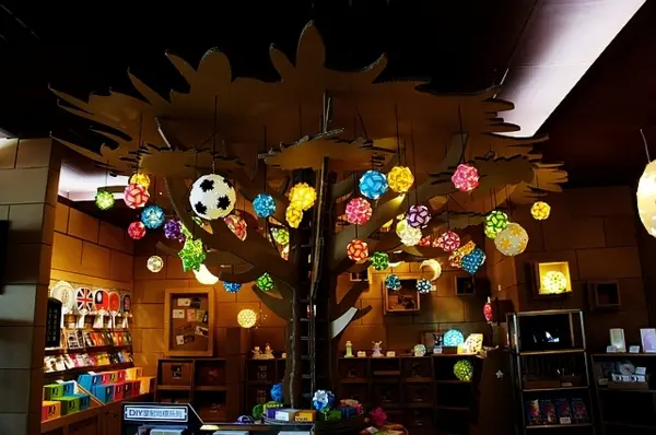 坐紙椅、吃紙火鍋、騎紙木馬...新奇又好玩的餐廳