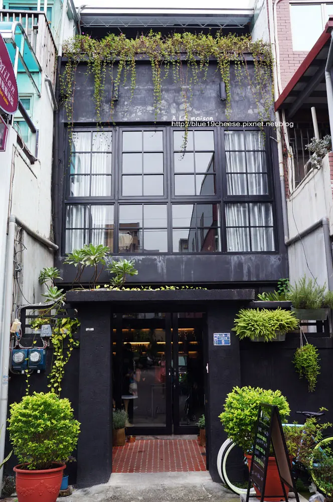 台中 A La maison - 巷子裡黑色建築獨特風格之輕食料理