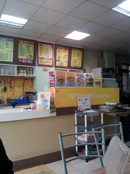 【台中東海】早安廚房　大推他們的蛋餅　跟別間吃起來不一樣！                
      