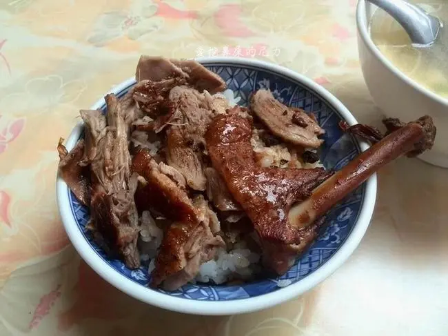 『食記』高雄前鎮。惠鑽小吃部，工頭們最愛的小吃攤