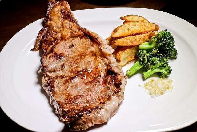 好牛，不吃嘛? 12 Oz 美國沙朗牛排套餐，就在 333 RESTAURANT & BAR !!