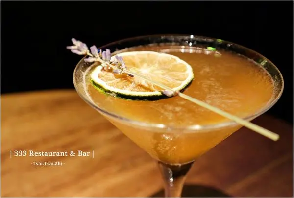 [台北松山]333 Restaurant & Bar 花式調酒，享受浪漫微醺之夜|季節花園沙拉、香煎骰子牛佐奶油青蔥醬、法式精燉豬肉約克夏布丁、蕃茄海鮮墨魚義大利麵和季節水果鐵鍋