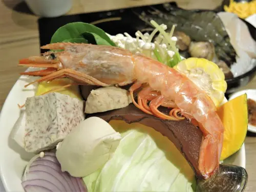 XO SHABU SHABU板橋店｜板橋新火鍋店插旗！菜盤就附天使紅蝦！特製XO醬配鍋物！板橋火鍋推薦