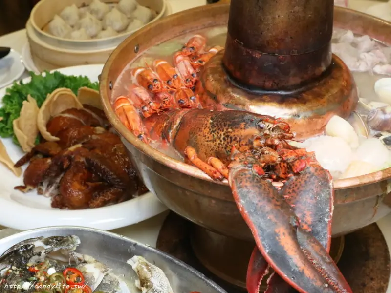 南和北方館│冬季限定＂豪華龍蝦海鮮酸菜白肉鍋＂，整隻龍蝦入料，4人用餐平均1人只要200多～