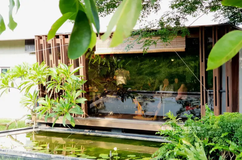 苗栗公館│轉轉ZON ZON-隱身苗栗田野間的預約制私宅咖啡館，半開放式空間有著綠意水池庭院視野 - 藍色起士的美食主義