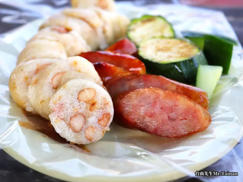 台南手工大腸黑輪車／只賣4小時限量供應／傳統古早味手工灌製大腸／木炭烘烤香氣撲鼻／每日新鮮熬煮大骨湯／隱藏版菜色老饕才知道