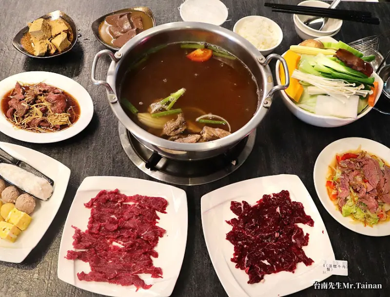 台南溫體牛肉鍋／週末假日一開店就客滿／連王建民都愛吃／當天配送溫體牛肉／限量供應不賣隔夜貨／冷氣開放不會吃得滿頭大汗