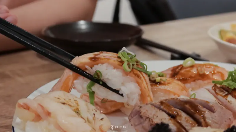 楓上屋｜台中日本料理｜CP值超級爆高！不到百元鮭魚壽司厚得跟棉被一樣附在壽司米上！麻辣烏龍麵也是直接好吃到哭！台中北區美食推薦