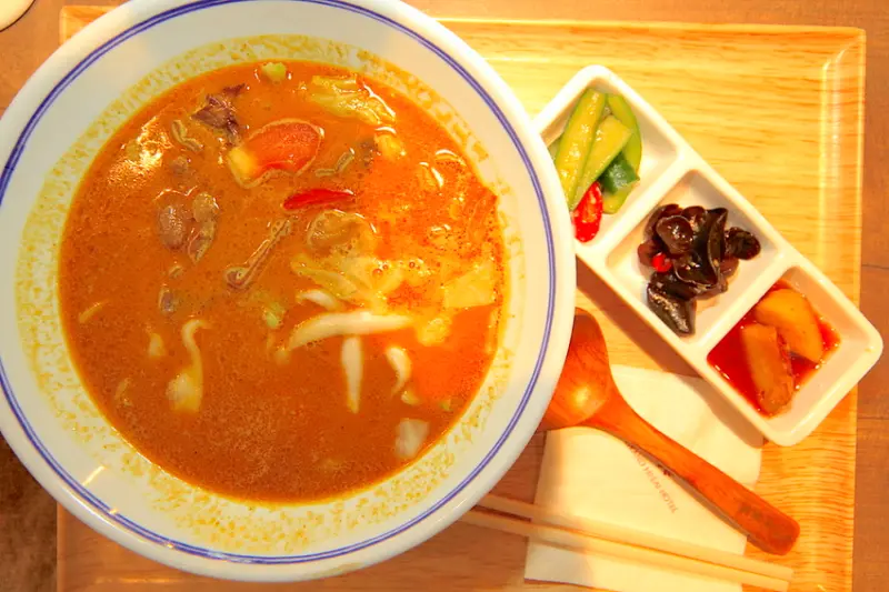 吃。高雄｜前金區。漢神飯店旗下新品牌，純素設定，以五辛添香，訴求五星級飯店の廚藝，經濟實惠的親民價格「五梅先生May Sensei」。