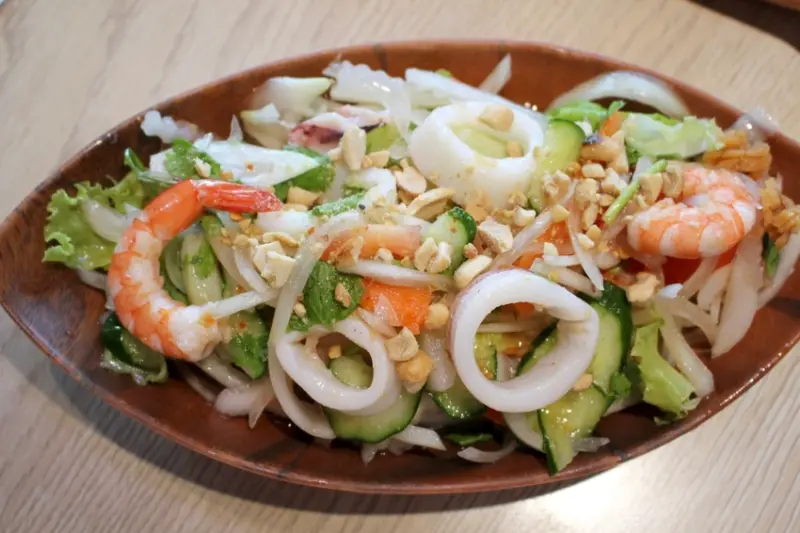 【台中科博館美食】越南王西屯店。越南媳婦將對家鄉的思念，化成一道道平價的越南特色料理，明亮舒適的環境，濃濃的越南風情，來上一桌精緻的越式美食，每一道都是舌尖上的驚喜！