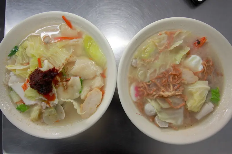 吃。高雄｜大社區。專賣鍋燒相關餐點，麵疙瘩有嚼勁充滿麵粉滋味，整體餐點美味但配料稍顯單調「黃金麵疙瘩」。