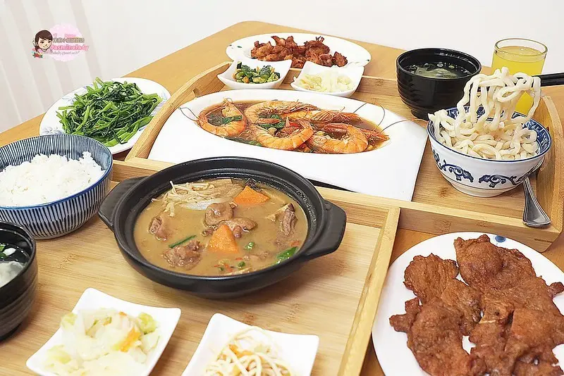 【高雄│前鎮】初米黃燜雞米飯│源自山東國民美食，超級下飯好味道！還有飲料免費喝到飽（三多商圈美食）