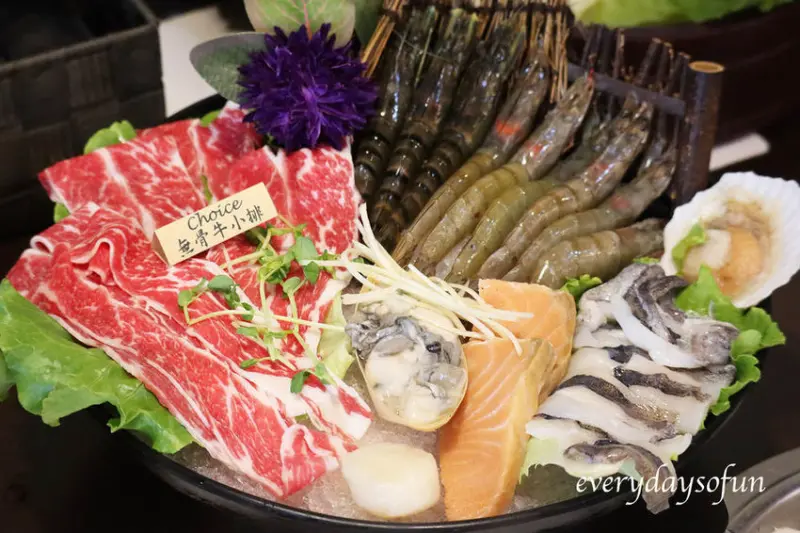 ∥嘉義食記∥海味爆棚超享受，冰淇淋及飲料無限享用，還有三倍券及父親節活動∣嘉義火鍋：紅豬呷火鍋