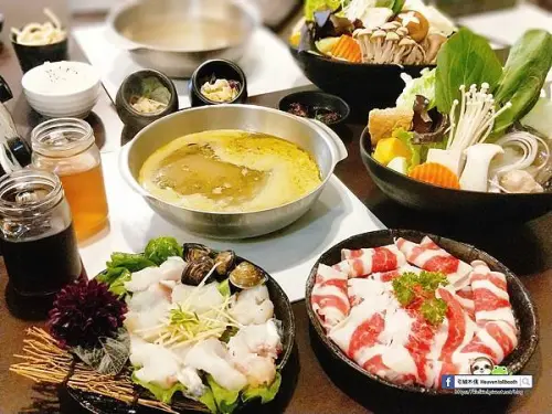 【嘉義】[二訪] 紅豬呷火鍋 -寒冬吃鍋品南洋暖意，撼動口味的叻沙湯頭