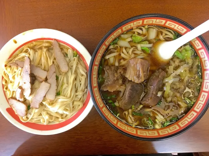 吃。高雄｜楠梓區｜楠梓加工區周遭美食。高雄有多家分店，高雄知名的麵店，裝潢古色古香，餐點美味定價合理範圍「江西傳藝風味外省麵-藍田店」。