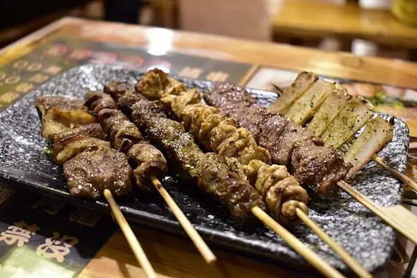 【高雄美食】十八番串燒／楠梓建楠路上，讓人喜歡的日式串燒居酒屋，好吃的鹽蔥牛舌，特別的法國海螺，外脆內軟的烤肥腸((附菜單