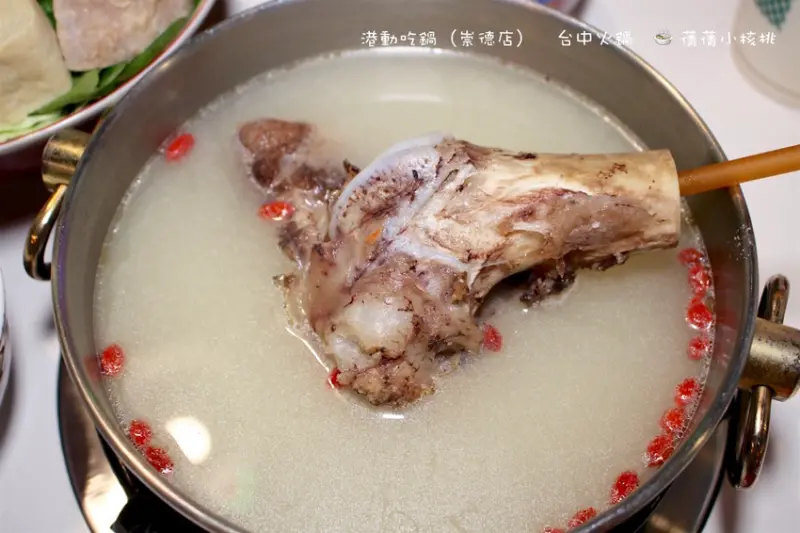 【台中北屯火鍋】港動吃鍋崇德店。聽著駐唱歌手現場獻唱經典情歌，品嚐著稱霸火鍋界的港式火鍋，彷彿走進了60年代有著濃濃復古懷舊風的港式茶餐廳！