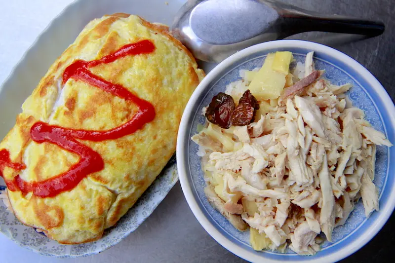 吃。台南|中西區|  位在知名の百年東菜市附近，很低調火雞肉飯，用餐時間人潮滿滿，整體口感中規中矩而已「火伯嘉義火雞肉飯」。