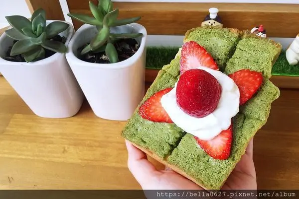 高雄美食【厚厚一片】超人氣吐司駕到~草莓季限定的抹茶草莓份量十足兼具美味與視覺的期間限定，錯過就沒有拉~