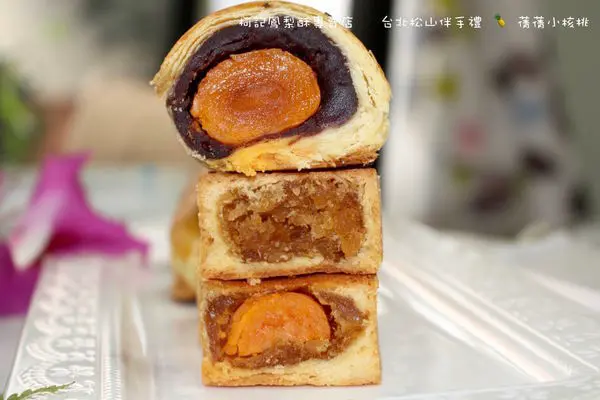 【台北松山伴手禮 】柯記鳳梨酥專門店-柯記鳳梨&鳳黃酥雙拚禮盒+柯記豆沙蛋黃酥。榮獲金牌獎冠軍，40年好手藝，堅持純手作，不添加防腐劑， 一口咬下，滿滿的鳳梨果肉，酥香酸甜不膩口，是年節伴手禮