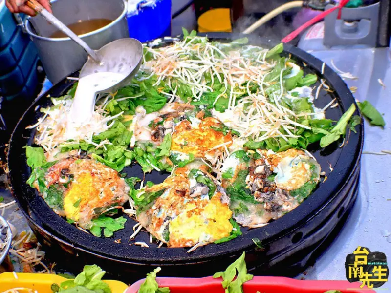 台南蚵仔煎／夜市限定飄香40年／經常一擺攤就排隊／在地人從小吃到大／用料實在價格親民／老饕私藏口袋名單－「坤蚵仔煎」