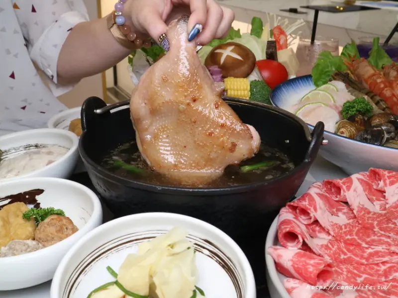 遇見鍋物│再晚的午夜場出來都還有開的文青火鍋店，鄰近日新戲院，激推大雞腿直接入鍋炒