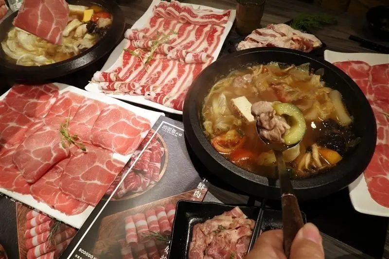 新店肉多多 台灣火鍋第一品牌 299+石頭火鍋 肉多多菜多多肉都多 冰淇淋飲料吃到飽~