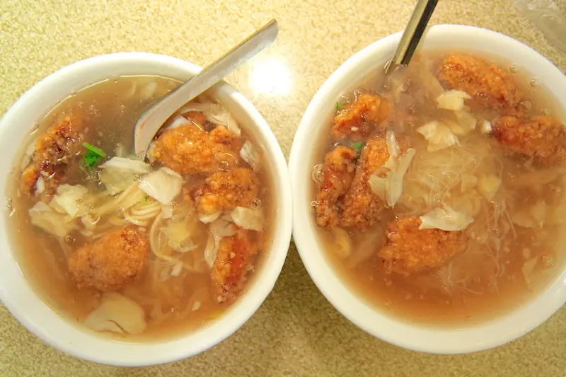 吃。台南|仁德區| 當地知名の土魠魚羹，土魠魚酥脆又鮮甜令人懷念，超大碗CP值很高「林仔土魠魚羹」。