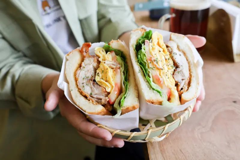 【台北早午餐。幸福的一天】從早餐開始，大口品嚐超厚實脆皮雞腿三明治／芋泥鹹蛋黃三明治／近南京三民站