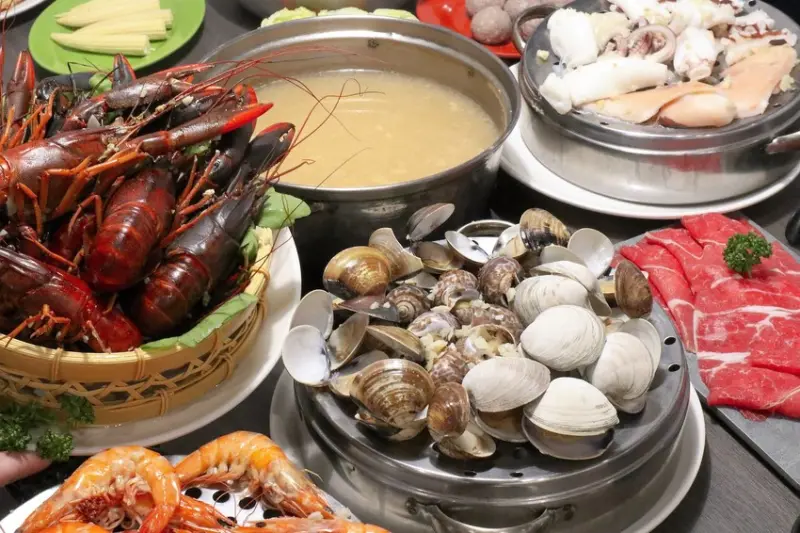 二月牌沙茶爐新竹店。等你回家吃一頓團圓，讓清香扁魚鍋、澎湃海鮮塔帶你走一趟台南古早味（新竹東區）