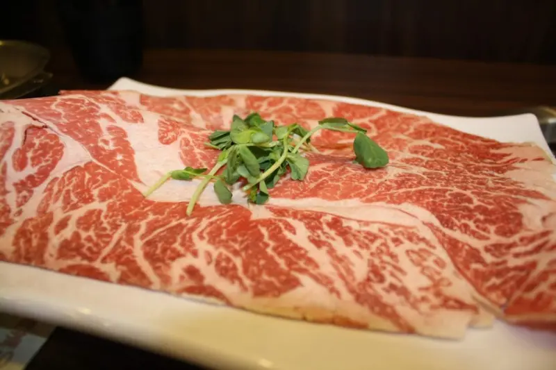 【新莊美食】八方悅鍋物-CP值超高的小火鍋:內用滷肉飯,烏龍麵,爆米花,冰淇淋和飲料無限量供應@東吃東吃到處吃