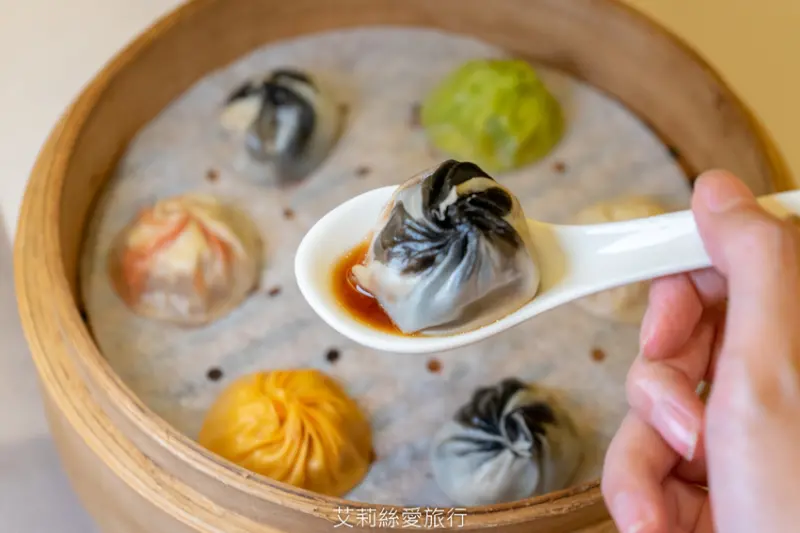 松山小巨蛋美食》點水樓 黑蒜防疫套餐 黑蒜小籠包好吃不油膩 黑蒜排骨湯甘甜順口 可內用也有外送哦！ - 艾莉絲愛旅行