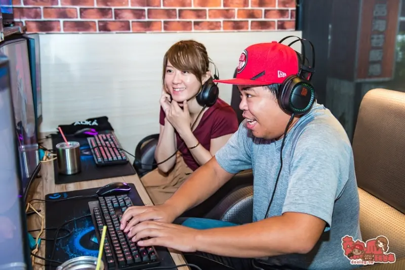 【台南網咖】網咖界的波哥！電競區頂規配備，只要銅板價就可以享受到：領航者電競人文 - 熱血玩台南。跳躍新世界