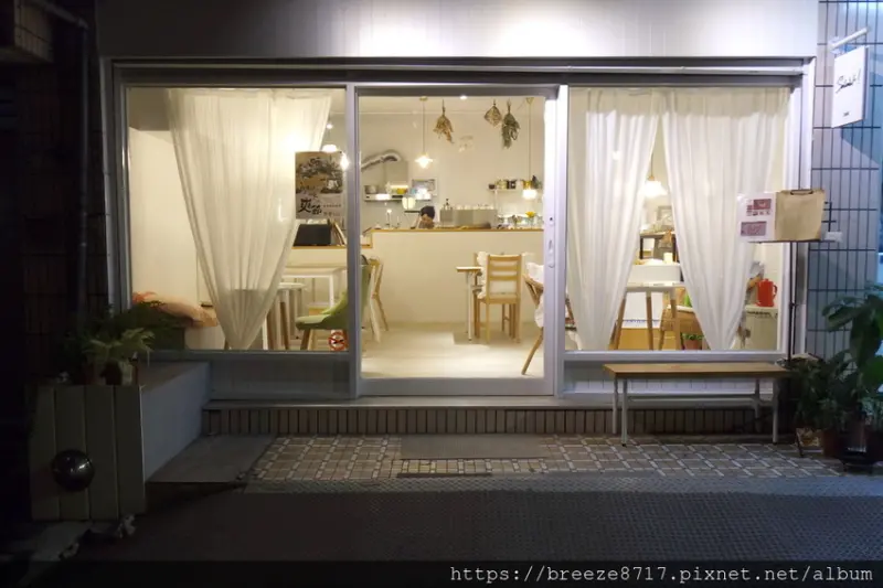 Soloist Cafe ｜白色質感小巧溫馨小店【新北市新店區】