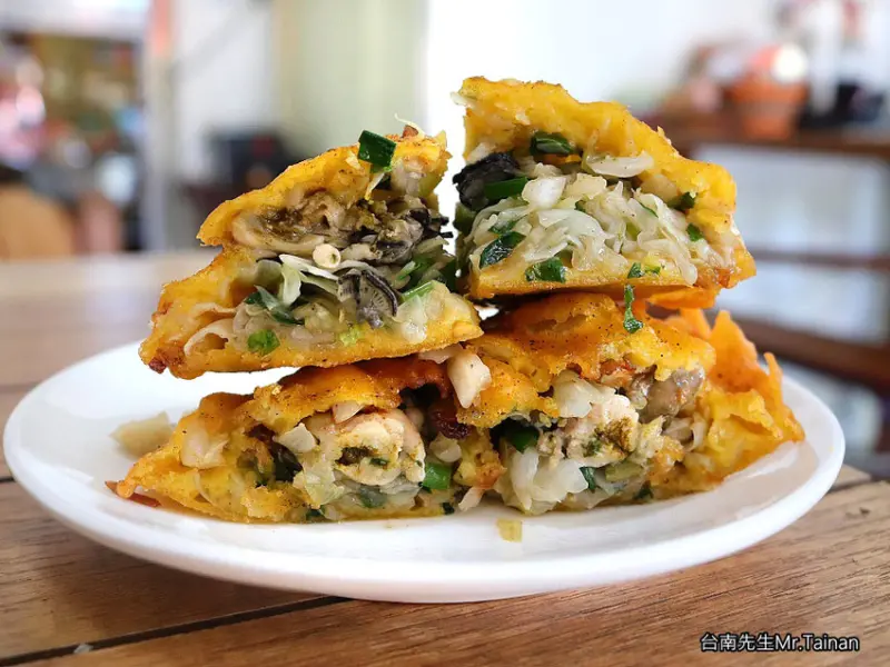 台南蚵嗲／每日限量飄香20年／從攤販賣到開店面／下午才營業只賣4小時／當天備料現點現炸／在地人從小吃到大