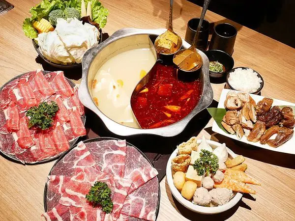 洪爺麻辣鴛鴦火鍋 - 大安區麻辣火鍋推薦，吃鍋不必呼朋引伴，多種高CP雙人套餐，不強收人頭費用想吃什麼點什麼