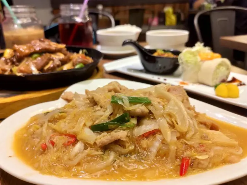 饕客館｜內行饕客必吃的酸白菜炒豬肉！熱炒、套餐多種選擇！基隆鎖管季美食連線！基隆美食餐廳推薦