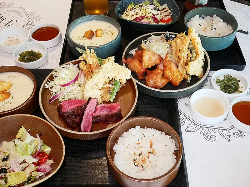 牛庫Steak House-新竹冷藏熟成牛排館，午間定食新推出，粉嫩牛肉咬下超多汁，門外半月網美花牆超好拍!