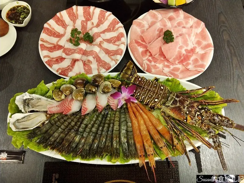 高雄火鍋|舞古賀鍋物專門店痛風蝦爆鍋，滿滿的海鮮還有培根牛及黑毛豬大口吃肉大口吃蝦，飲料無限暢飲，湯底有多種選擇，適合慶祝聚餐的高檔享受 三民區海鮮鍋