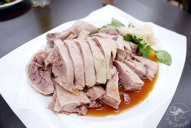 宜蘭員山美食景點【望龍埤鵝肉攤】平價美食小吃，白飯、鵝湯麵、鵝湯米粉$20元吃到飽，小孩免費。一旁就是望龍埤風景區，欣賞三面環山埤塘美景，還可以帶孩子餵魚喔！