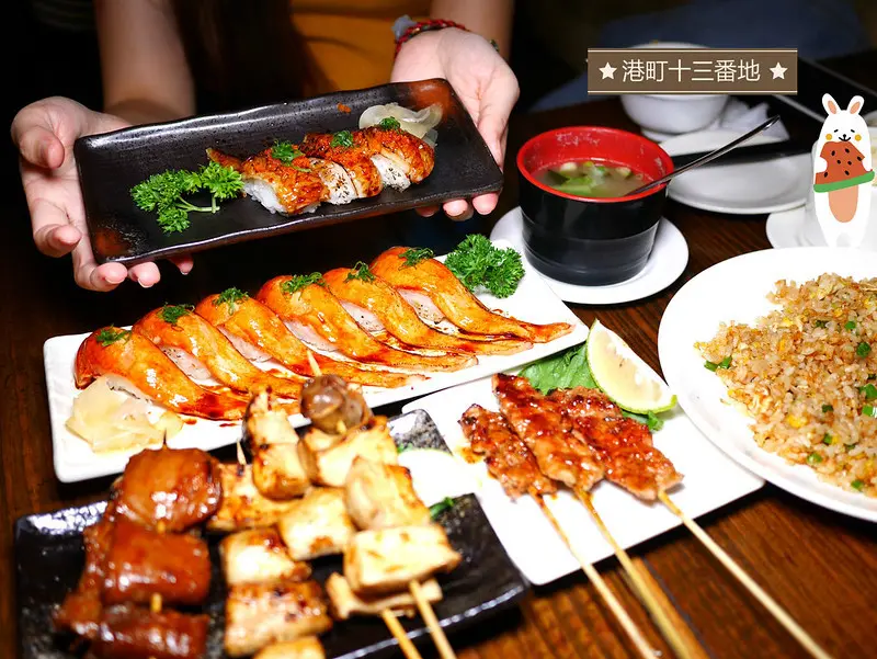 【台中美食】港町十三番地(太原二店)，在地老字號日式居酒屋。燒烤、螃蟹、火鍋、壽司、生魚片，今晚要吃哪一道呢？(台中日式料理．台中聚餐餐廳．太原路美食．炙燒比目魚．炙燒鮭魚肚)