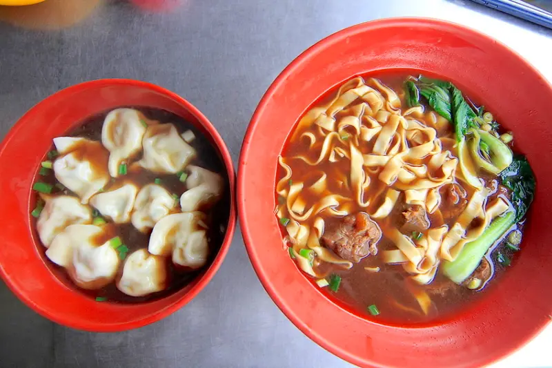 吃。高雄｜楠梓區。有提供專屬停車場，專賣牛肉麵及各式麵食，整體口感美味定價偏超值「老周牛肉麵」。