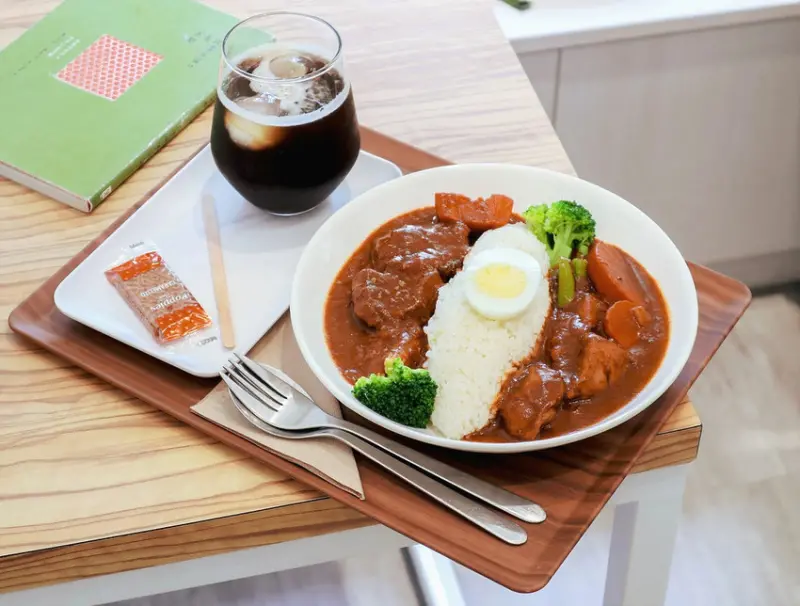 青山日和 CAFE。大安森林公園旁的白色日系咖啡廳，把咖哩飯、手作甜點和爵士樂，都加點芬多精調味（台北大安）